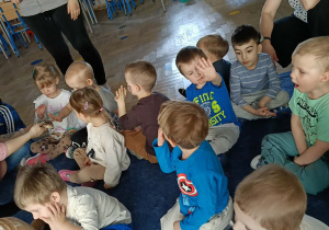 dzieci przyglądające się zwierzętom