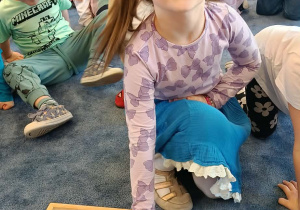 dzieci przyglądające się zwierzętom