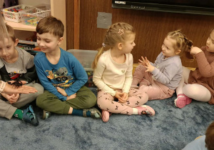 dzieci przyglądające się zwierzętom