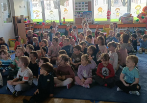 dzieci przyglądające się zwierzętom