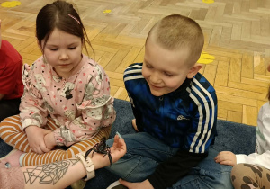 dzieci przyglądające się zwierzętom