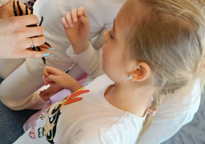 dzieci przyglądające się zwierzętom