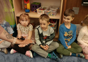 dzieci przyglądające się zwierzętom