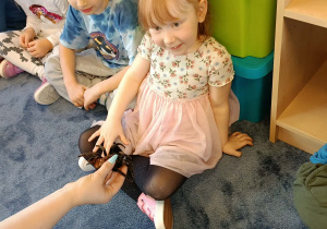 dzieci przyglądające się zwierzętom