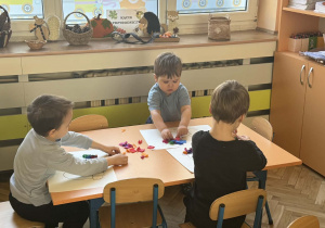 Zdjęcie przedstawia dzieci w trakcie pracy plastycznej