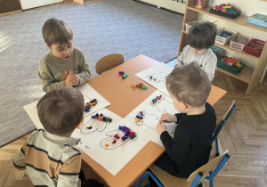 Zdjęcie przedstawia dzieci w trakcie pracy plastycznej