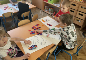 Zdjęcie przedstawia dzieci w trakcie pracy plastycznej