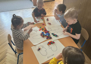 Zdjęcie przedstawia dzieci w trakcie pracy plastycznej