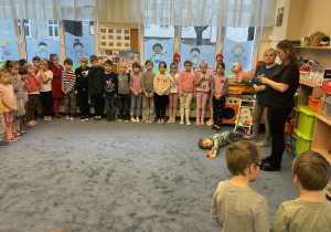 Zdjęcie przedstawia dzieci w trakcie obchodów dnia ukraińskiego