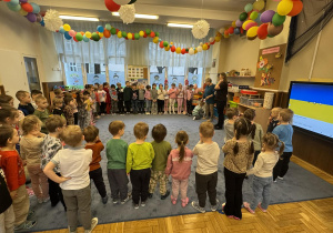 Zdjęcie przedstawia dzieci w trakcie obchodów dnia ukraińskiego