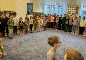 Zdjęcie przedstawia dzieci w trakcie obchodów dnia ukraińskiego