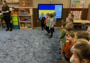 Zdjęcie przedstawia dzieci w trakcie obchodów dnia ukraińskiego