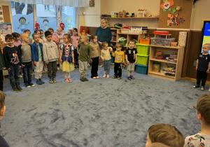 Zdjęcie przedstawia dzieci w trakcie obchodów dnia ukraińskiego