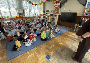 Zdjęcie przedstawia dzieci w trakcie koncertu muzycznego