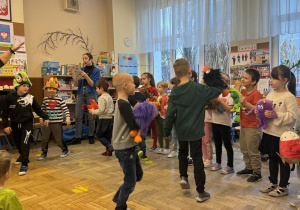 Zdjęcie przedstawia dzieci w trakcie koncertu muzycznego