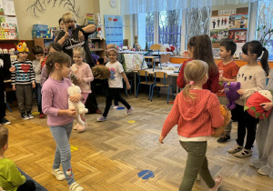 Zdjęcie przedstawia dzieci w trakcie koncertu muzycznego