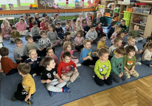 Zdjęcie przedstawia dzieci w trakcie koncertu muzycznego