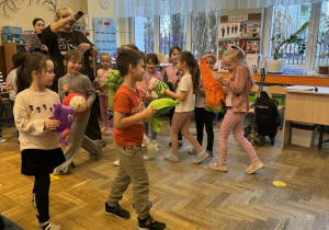 Zdjęcie przedstawia dzieci w trakcie koncertu muzycznego