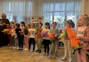 Zdjęcie przedstawia dzieci w trakcie koncertu muzycznego