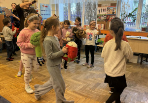 Zdjęcie przedstawia dzieci w trakcie koncertu muzycznego