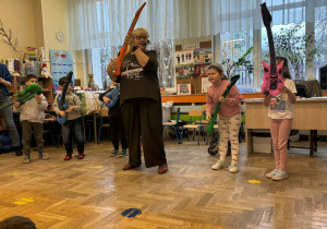 Zdjęcie przedstawia dzieci w trakcie koncertu muzycznego