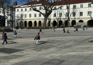 Zdjęcie przedstawia dzieci w trakcie spaceru na Stary Rynek