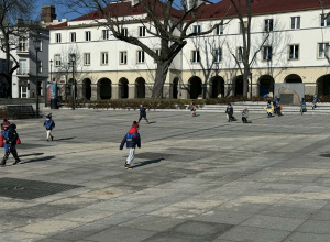 Spacer i zabawy na Starym Rynku w słoneczny dzień