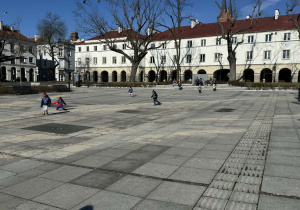 Zdjęcie przedstawia dzieci w trakcie spaceru na Stary Rynek