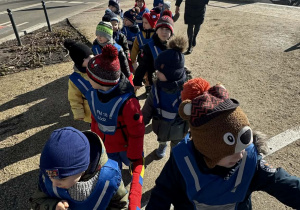 Zdjęcie przedstawia dzieci w trakcie spaceru na Stary Rynek