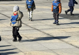 Zdjęcie przedstawia dzieci w trakcie spaceru na Stary Rynek