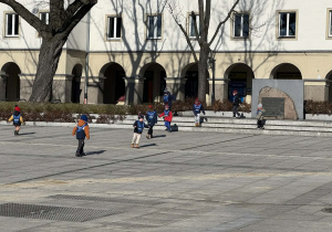 Zdjęcie przedstawia dzieci w trakcie spaceru na Stary Rynek