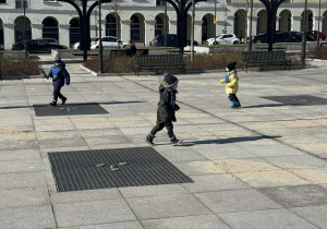 Zdjęcie przedstawia dzieci w trakcie spaceru na Stary Rynek