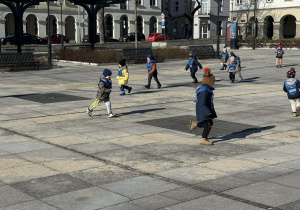 Zdjęcie przedstawia dzieci w trakcie spaceru na Stary Rynek