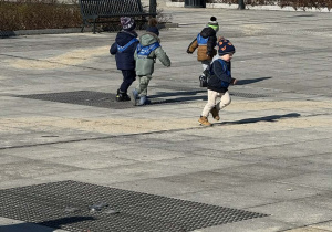 Zdjęcie przedstawia dzieci w trakcie spaceru na Stary Rynek