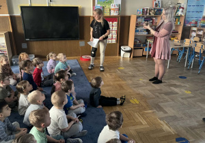 Zdjęcie przedstawia dzieci w trakcie spotkania ze zwierzętami