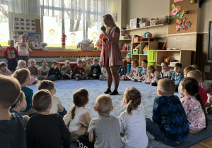 Zdjęcie przedstawia dzieci w trakcie spotkania ze zwierzętami