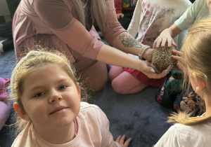 Zdjęcie przedstawia dzieci w trakcie spotkania ze zwierzętami