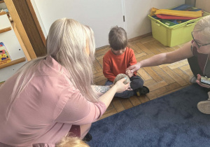Zdjęcie przedstawia dzieci w trakcie spotkania ze zwierzętami
