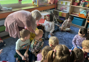 Zdjęcie przedstawia dzieci w trakcie spotkania ze zwierzętami