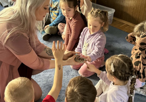 Zdjęcie przedstawia dzieci w trakcie spotkania ze zwierzętami