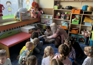 Zdjęcie przedstawia dzieci w trakcie spotkania ze zwierzętami