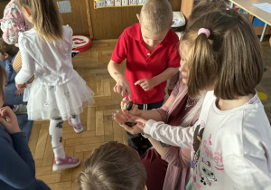 Zdjęcie przedstawia dzieci w trakcie spotkania ze zwierzętami