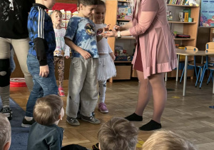 Zdjęcie przedstawia dzieci w trakcie spotkania ze zwierzętami