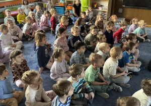 Zdjęcie przedstawia dzieci w trakcie spotkania ze zwierzętami