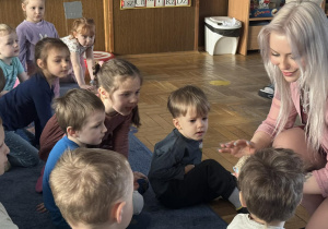 Zdjęcie przedstawia dzieci w trakcie spotkania ze zwierzętami