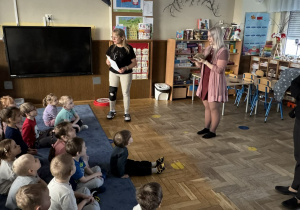 Zdjęcie przedstawia dzieci w trakcie spotkania ze zwierzętami