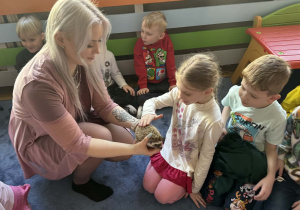 Zdjęcie przedstawia dzieci w trakcie spotkania ze zwierzętami