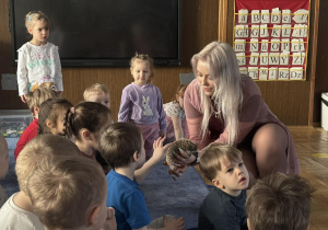 Zdjęcie przedstawia dzieci w trakcie spotkania ze zwierzętami