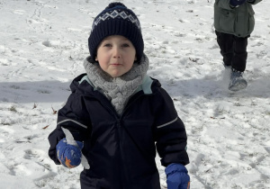 Zdjęcie przedstawia dzieci w trakcie zabaw na sniegu