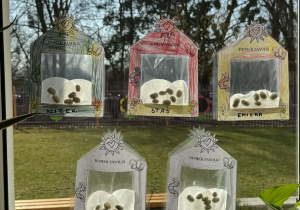 Zdjęcie przedstawia domki dla fasolek